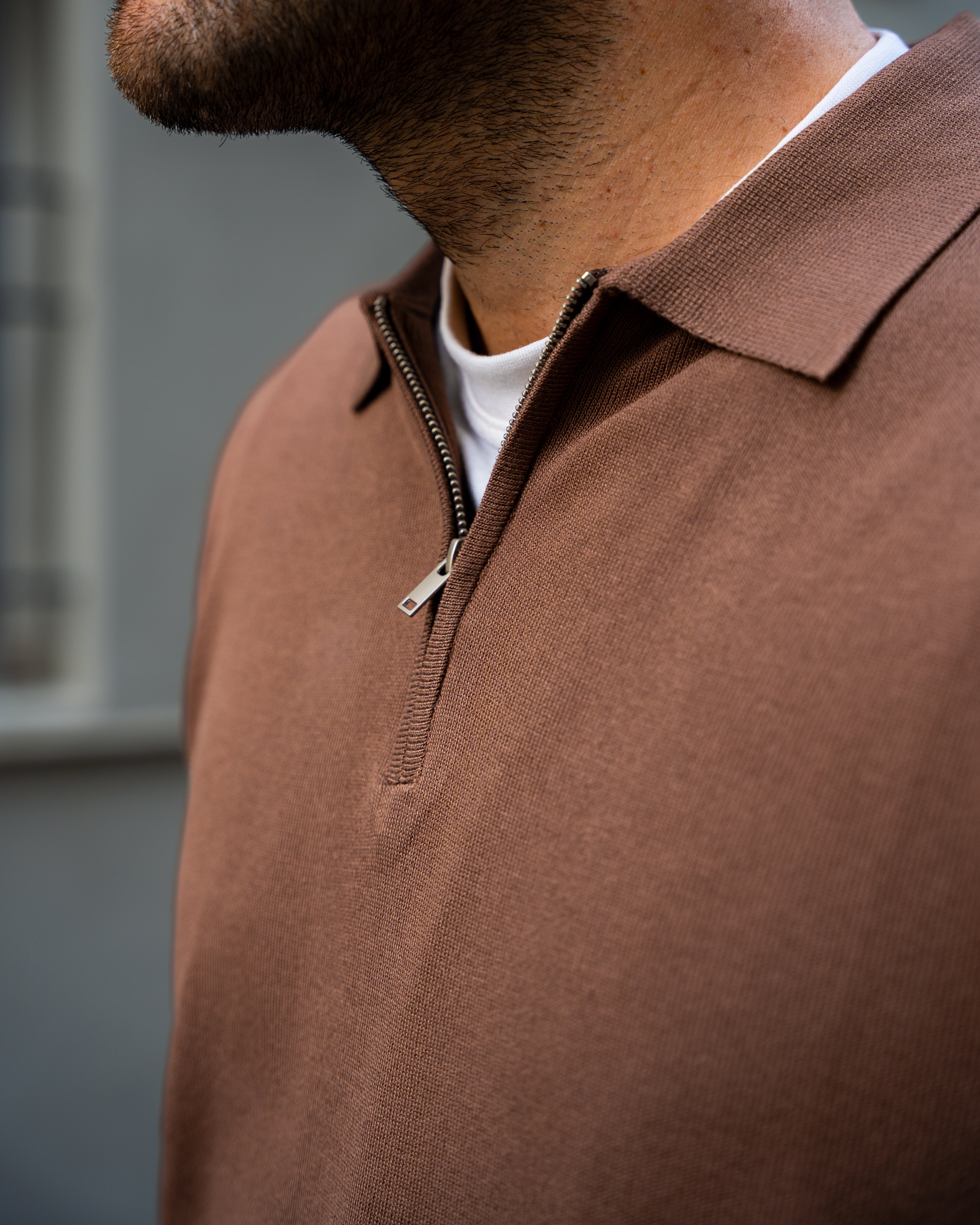 MAGLIONE CON ZIP TABACCO