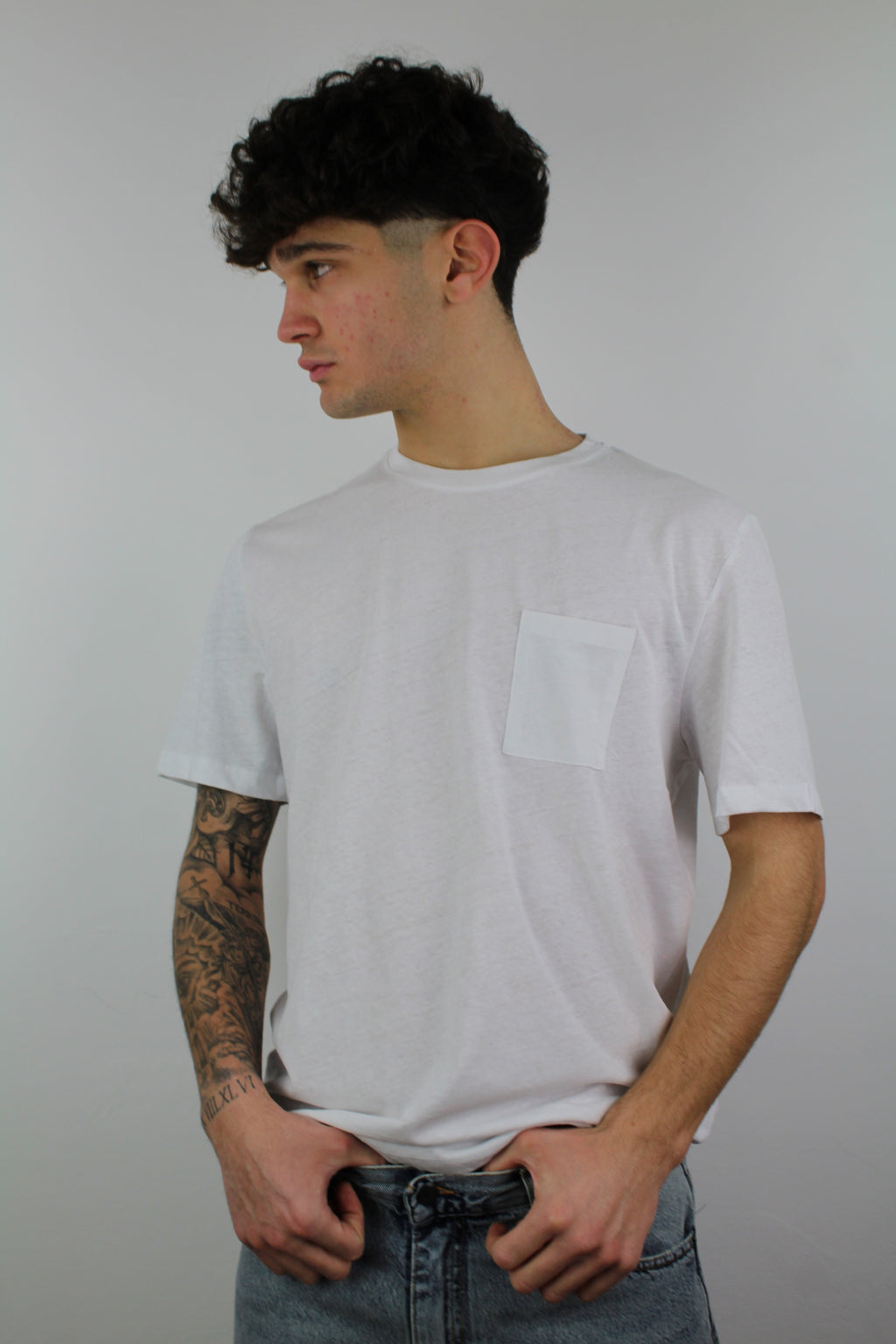 T-SHIRT CON TASCHINO