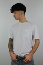 T-SHIRT CON TASCHINO