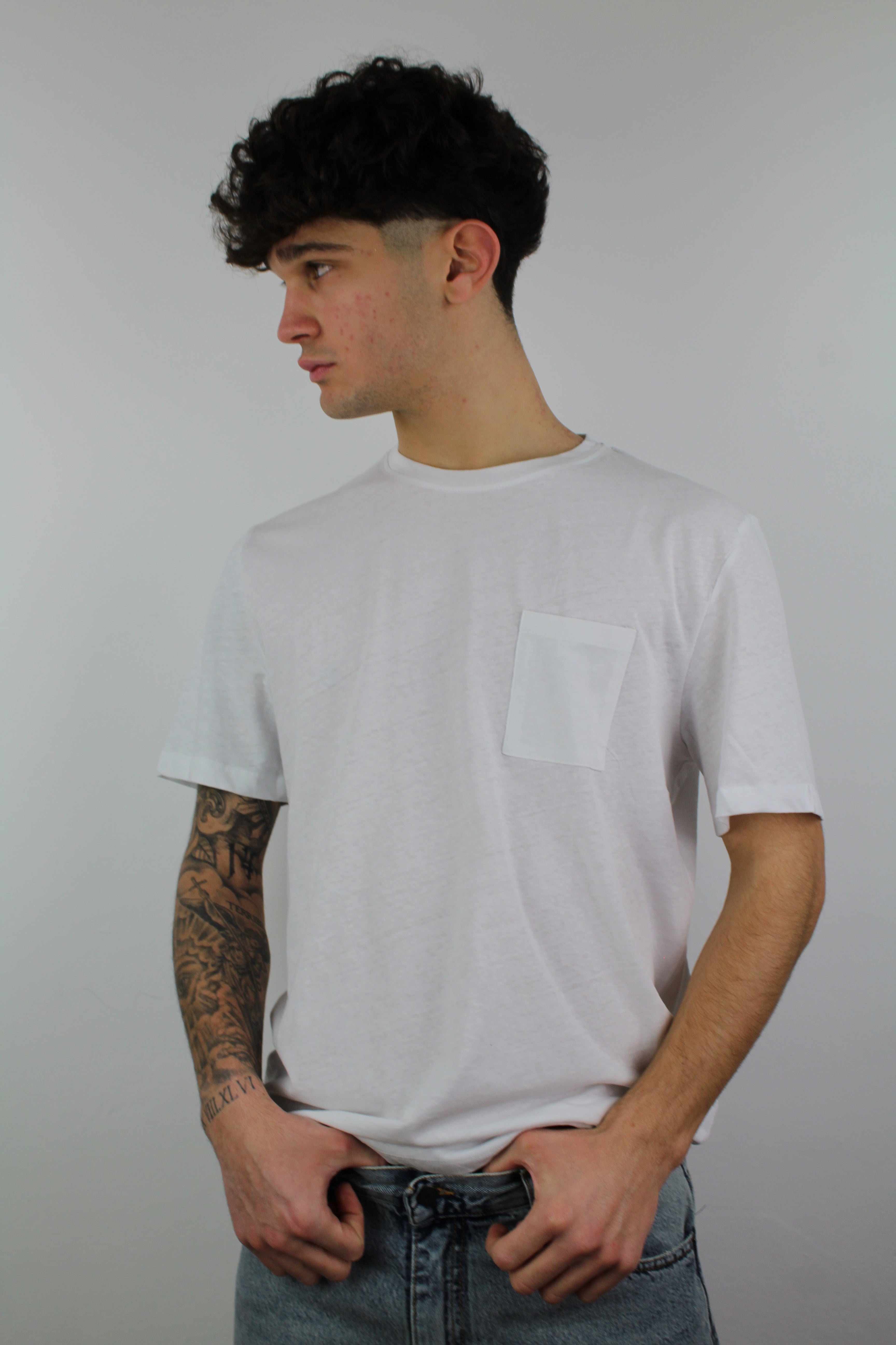 T-SHIRT CON TASCHINO