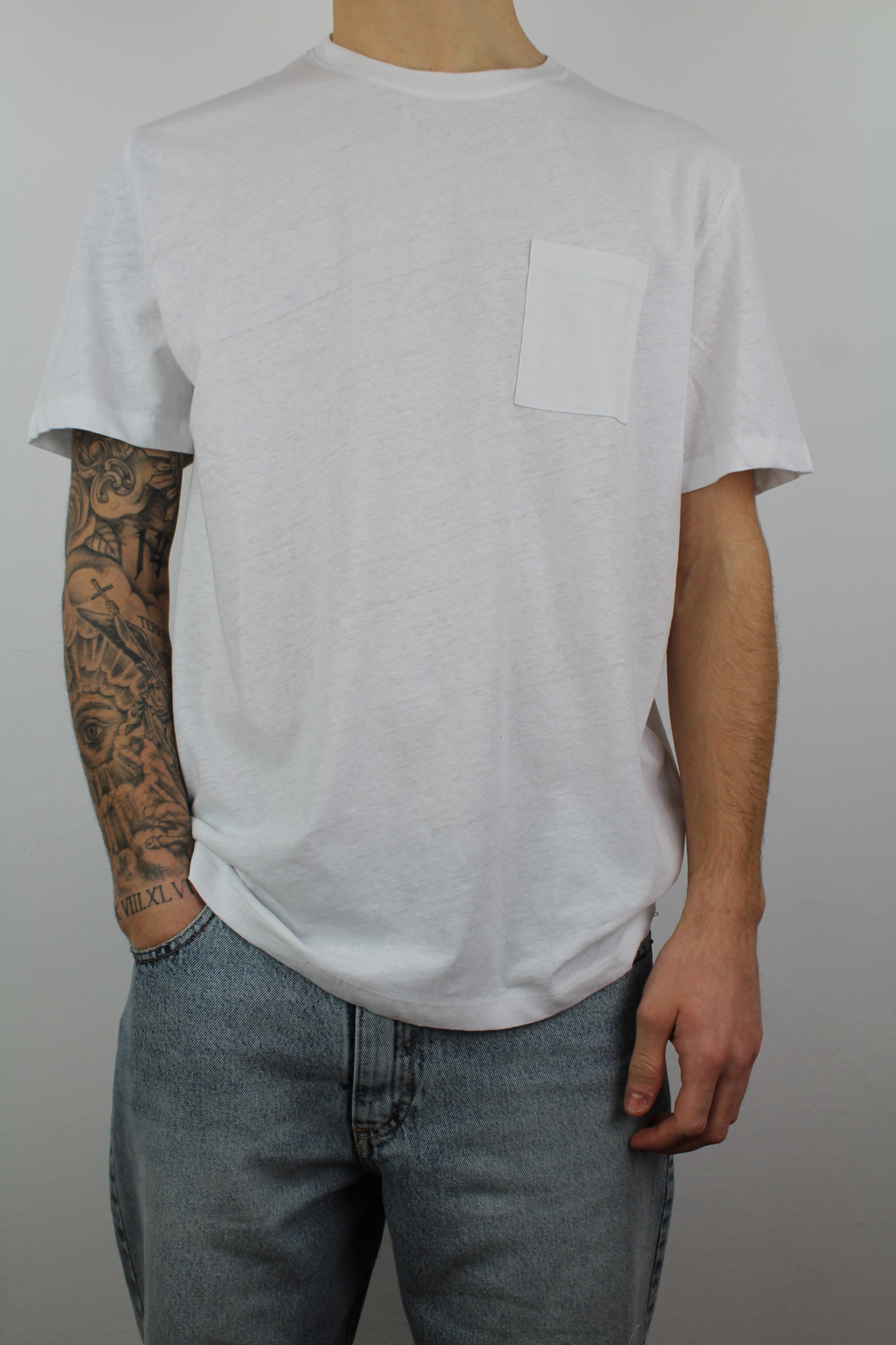 T-SHIRT CON TASCHINO