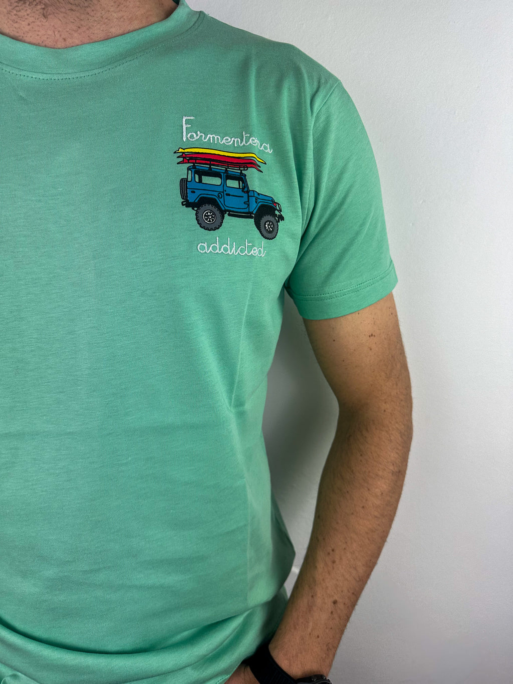 T-SHIRT CON RICAMO