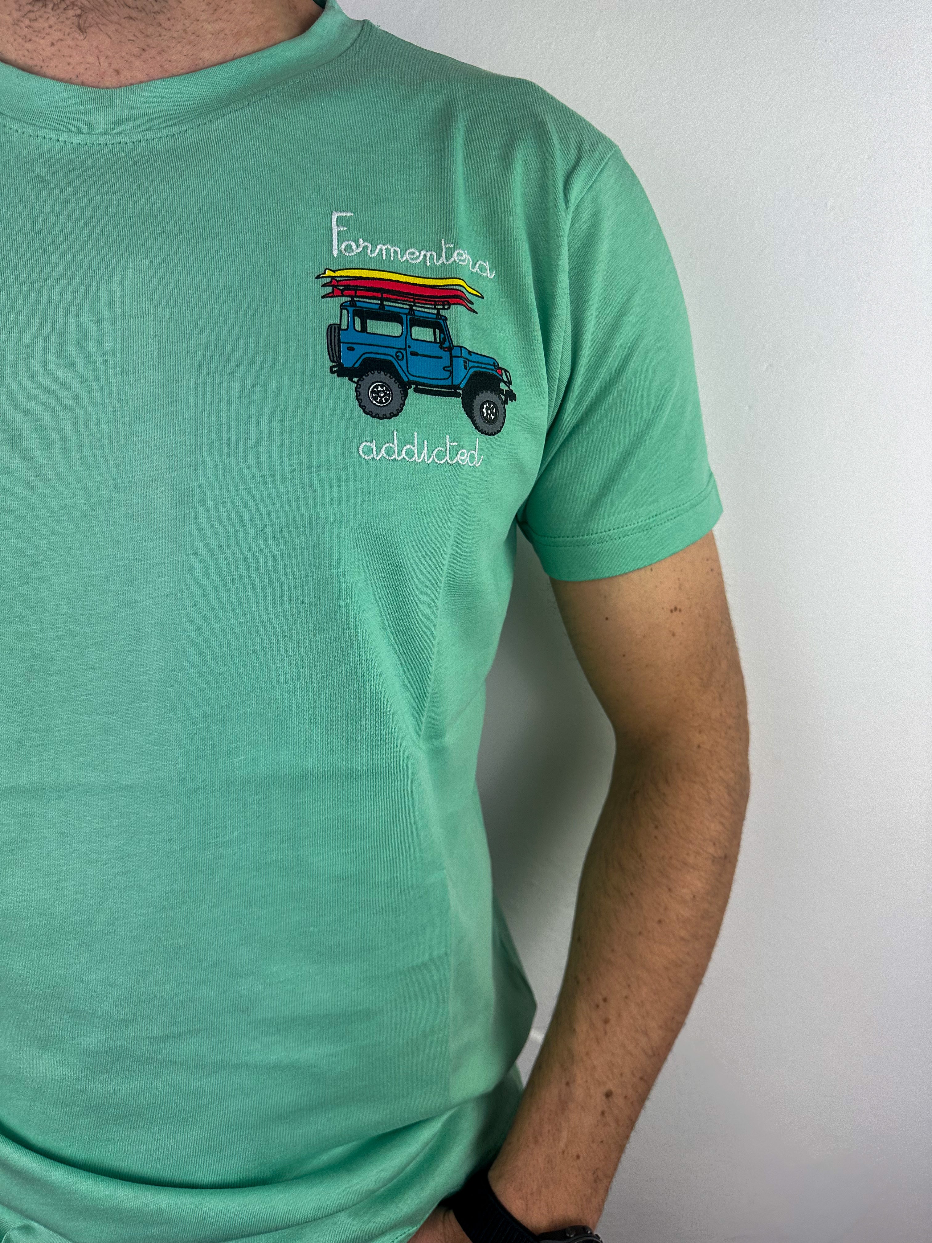 T-SHIRT CON RICAMO