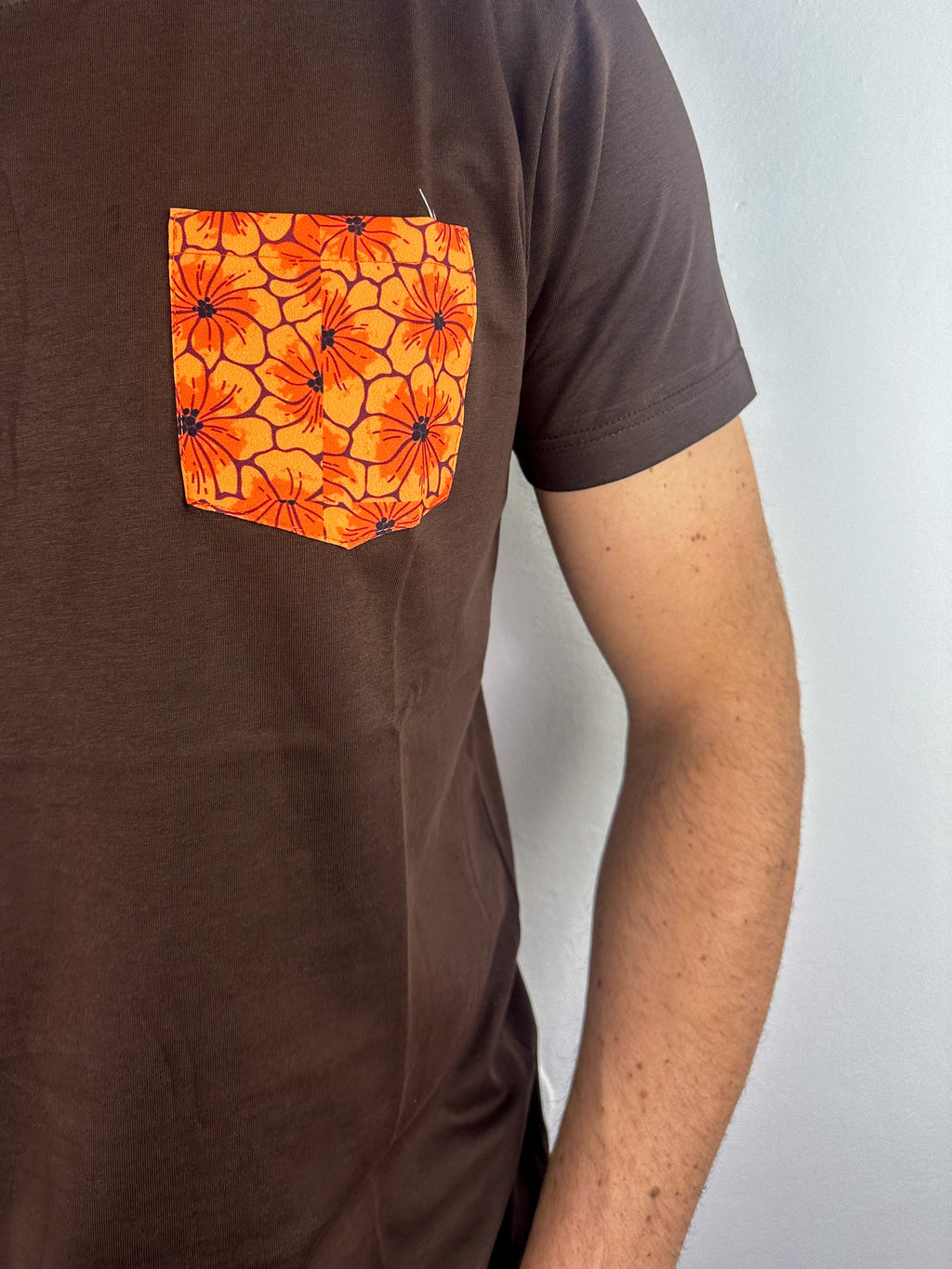 T-SHIRT CON TASCHINO FLOREALE