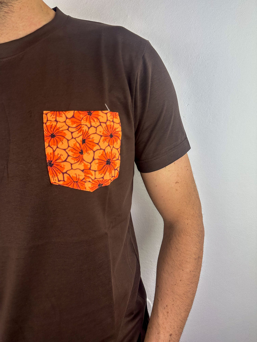 T-SHIRT CON TASCHINO FLOREALE