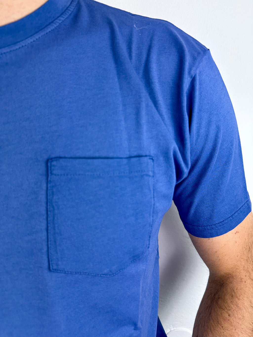 T-SHIRT CON TASCHINO