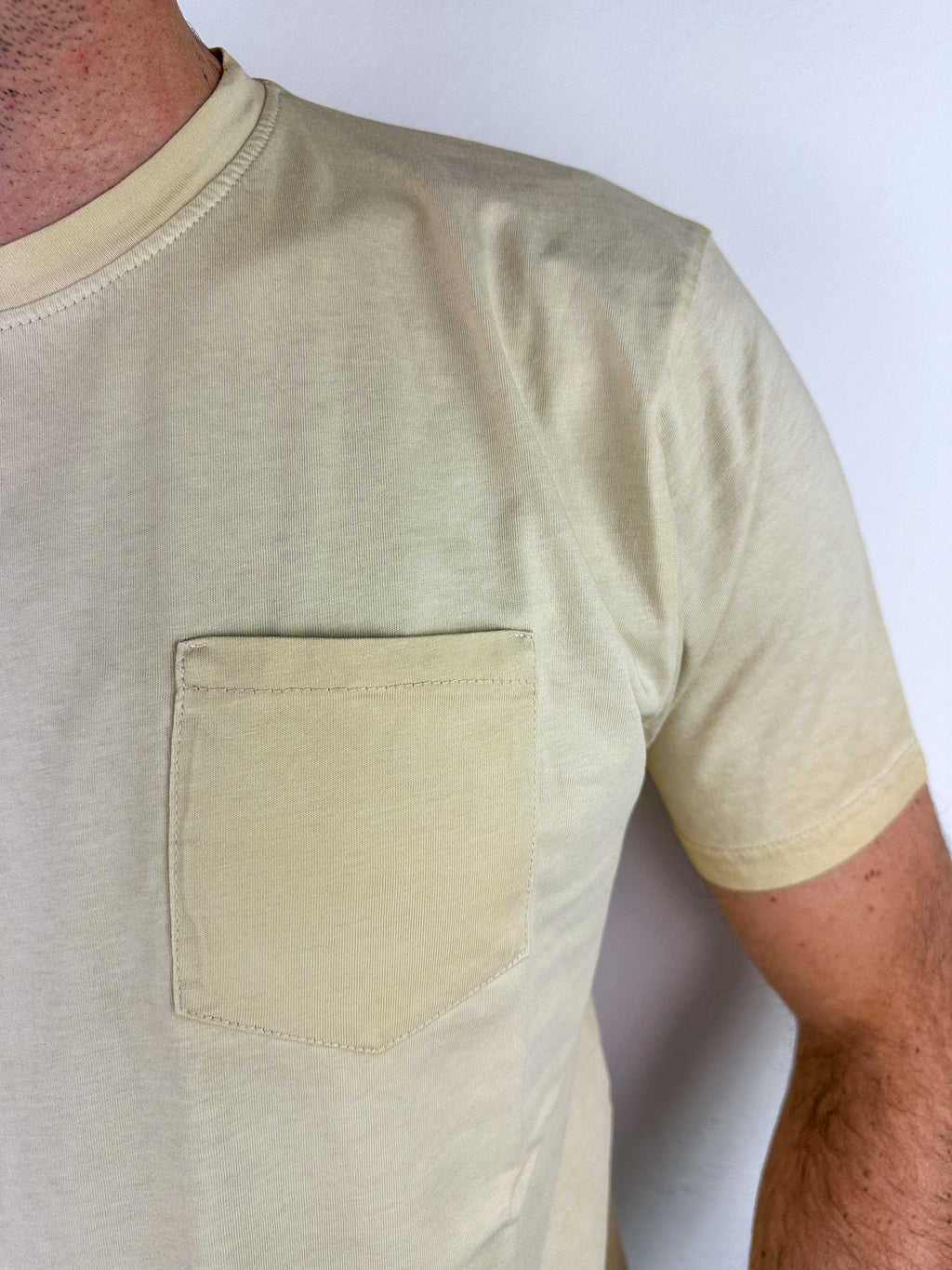 T-SHIRT CON TASCHINO
